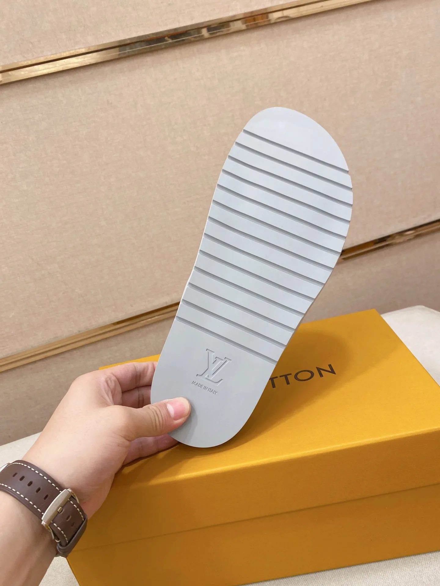 Men's shoes 💰: 340💰Made by LV🔍Top purchasing agents. Men's spring and summer slippers are available at the same counter. The uppers are imported cowhide from Italy, with logo graphics and high-quality craftsmanship. Soles: original soles specially provided by the original factory. Exclusive movable molded soles are super comfortable. Original goods follow orders. 🔍🔍High quality. You can enter and exit the counter at will. Welcome to compare. Size 38-44.